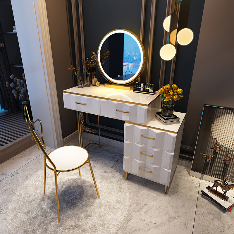 Camera da letto a specchio illuminato in oro contemporaneo con cassetto del trucco in legno