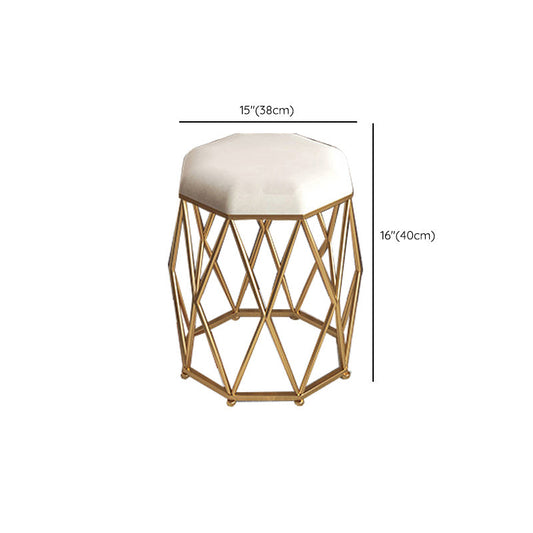 Camera da letto a specchio illuminato in oro contemporaneo con cassetto del trucco in legno