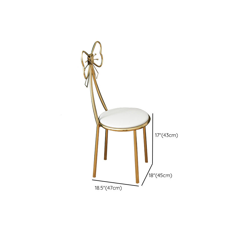 Camera da letto a specchio illuminato in oro contemporaneo con cassetto del trucco in legno