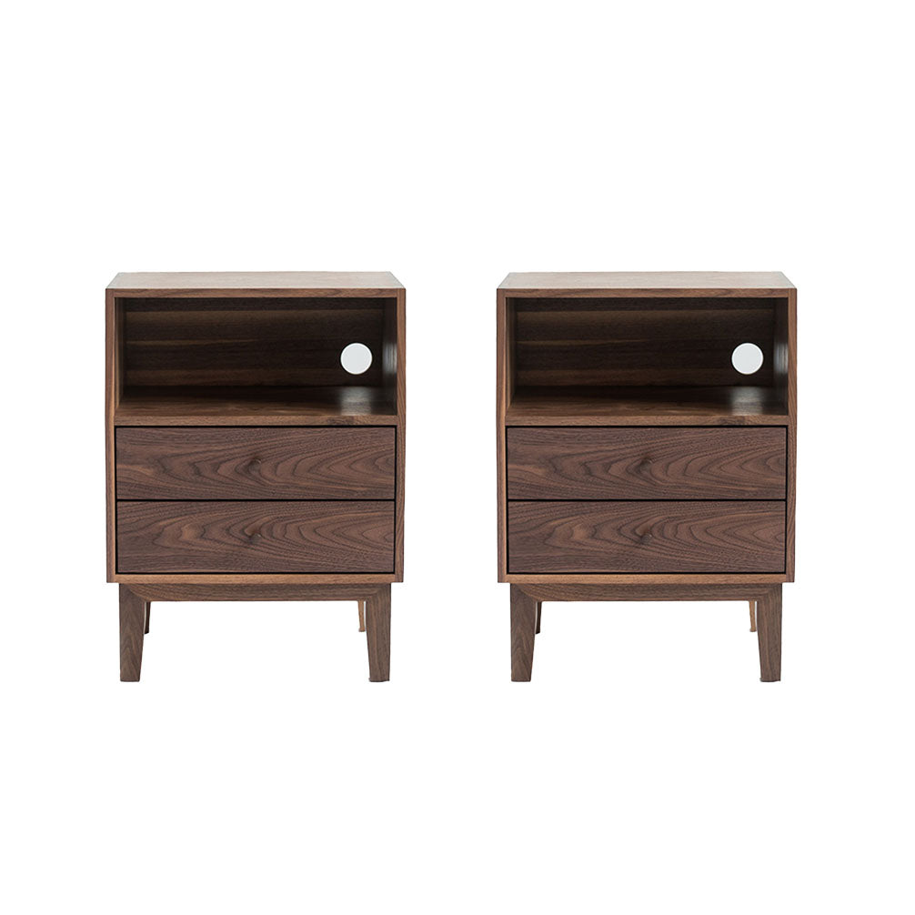 伝統的な引き出しにはアクセントテーブルナイトスタンドが含まれていました。