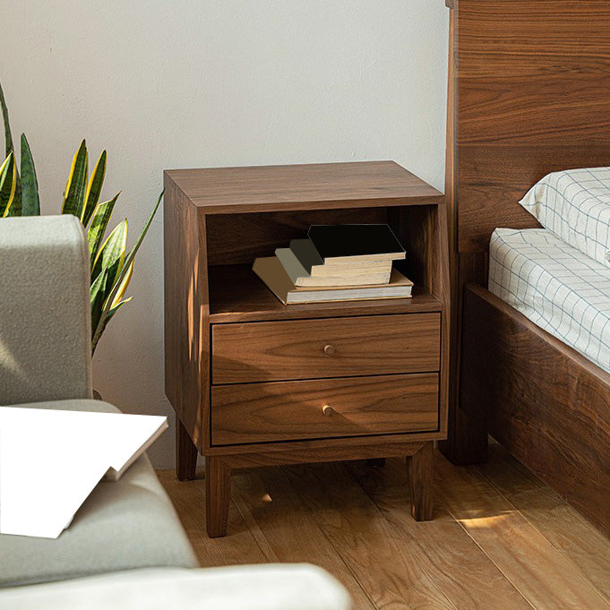 伝統的な引き出しにはアクセントテーブルナイトスタンドが含まれていました。