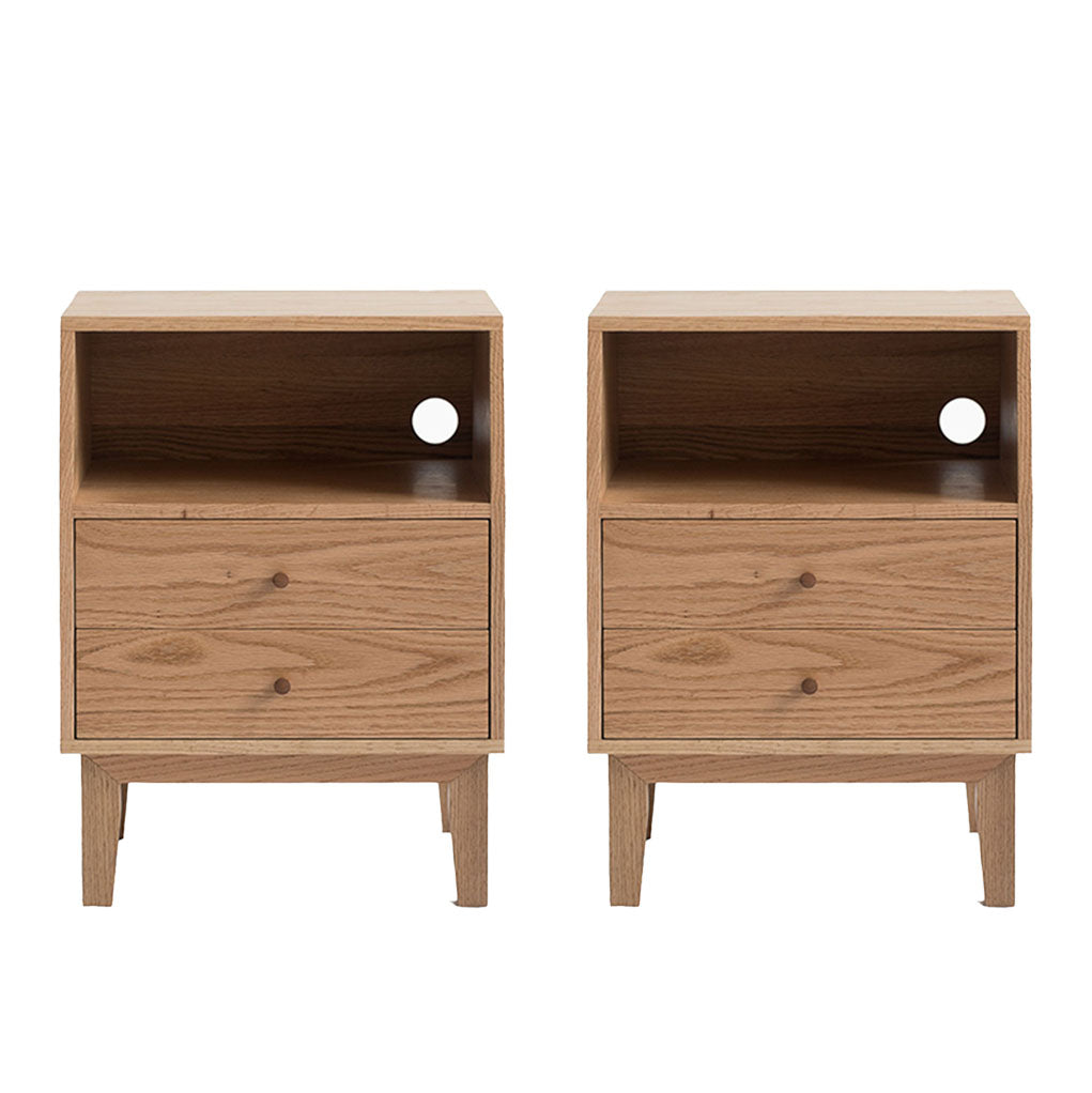 伝統的な引き出しにはアクセントテーブルナイトスタンドが含まれていました。