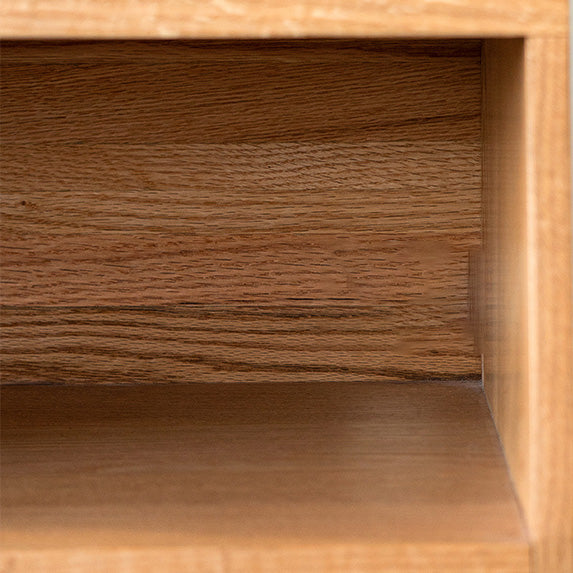 伝統的な引き出しにはアクセントテーブルナイトスタンドが含まれていました。