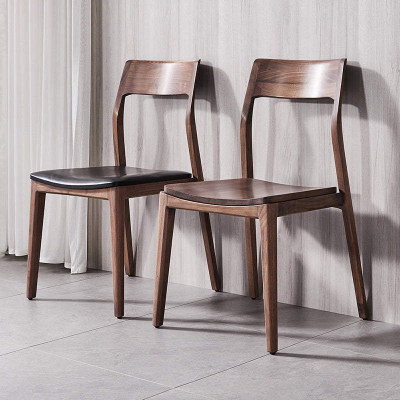 Eigentijdse binnenwalnoot massief hout open achterkant eetstoel