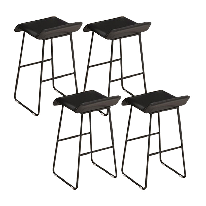 Gambe metalliche contemporanee in pelle da bar con cuscino