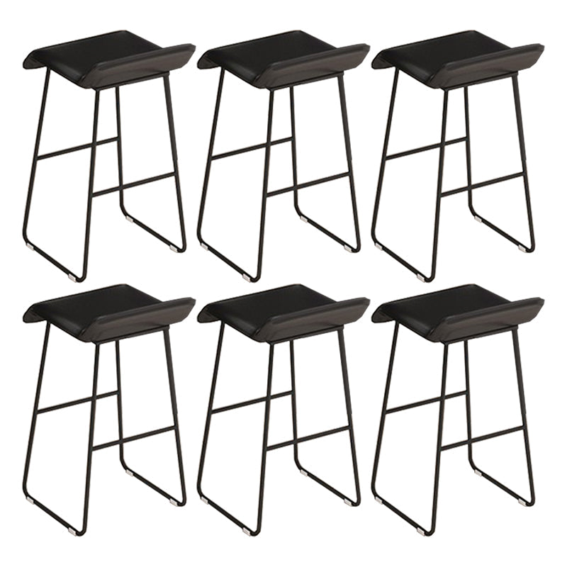 Gambe metalliche contemporanee in pelle da bar con cuscino