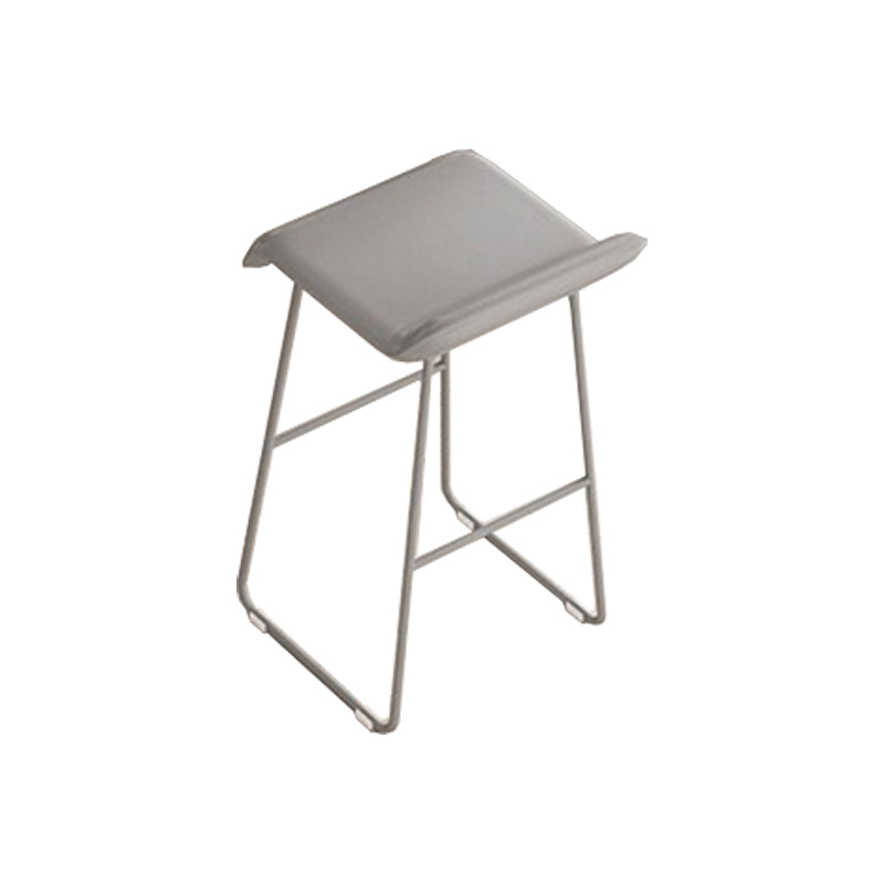 Gambe metalliche contemporanee in pelle da bar con cuscino