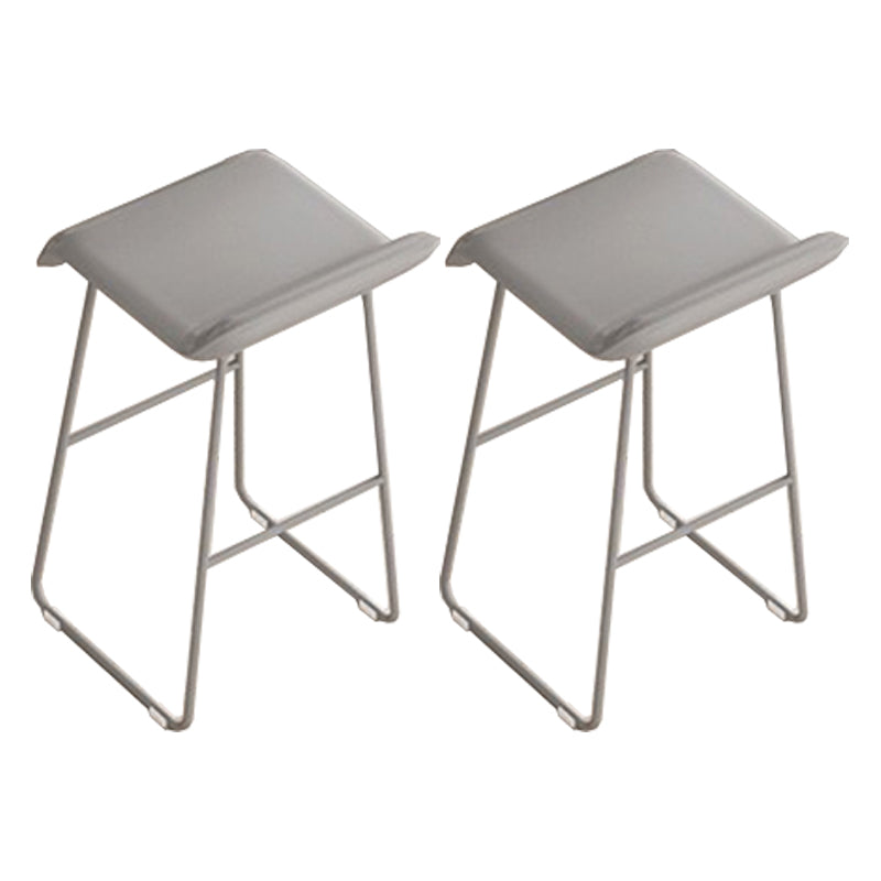 Gambe metalliche contemporanee in pelle da bar con cuscino