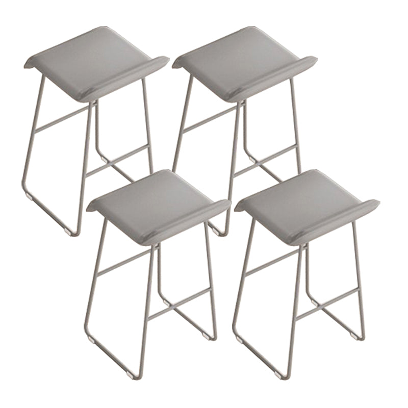 Gambe metalliche contemporanee in pelle da bar con cuscino