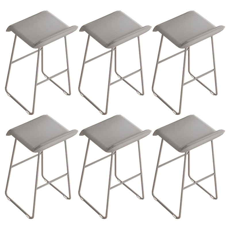 Gambe metalliche contemporanee in pelle da bar con cuscino