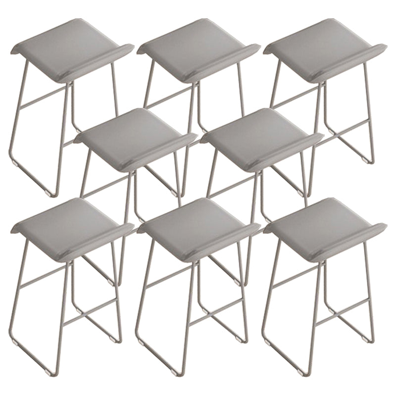 Gambe metalliche contemporanee in pelle da bar con cuscino