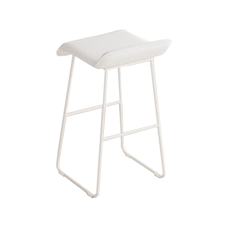 Gambe metalliche contemporanee in pelle da bar con cuscino