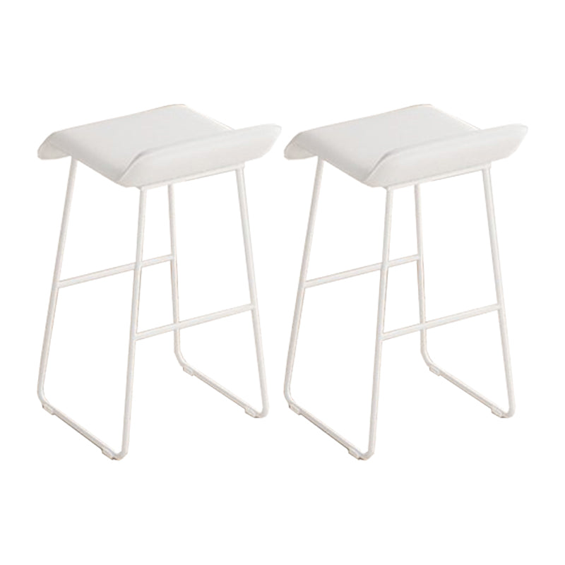 Gambe metalliche contemporanee in pelle da bar con cuscino