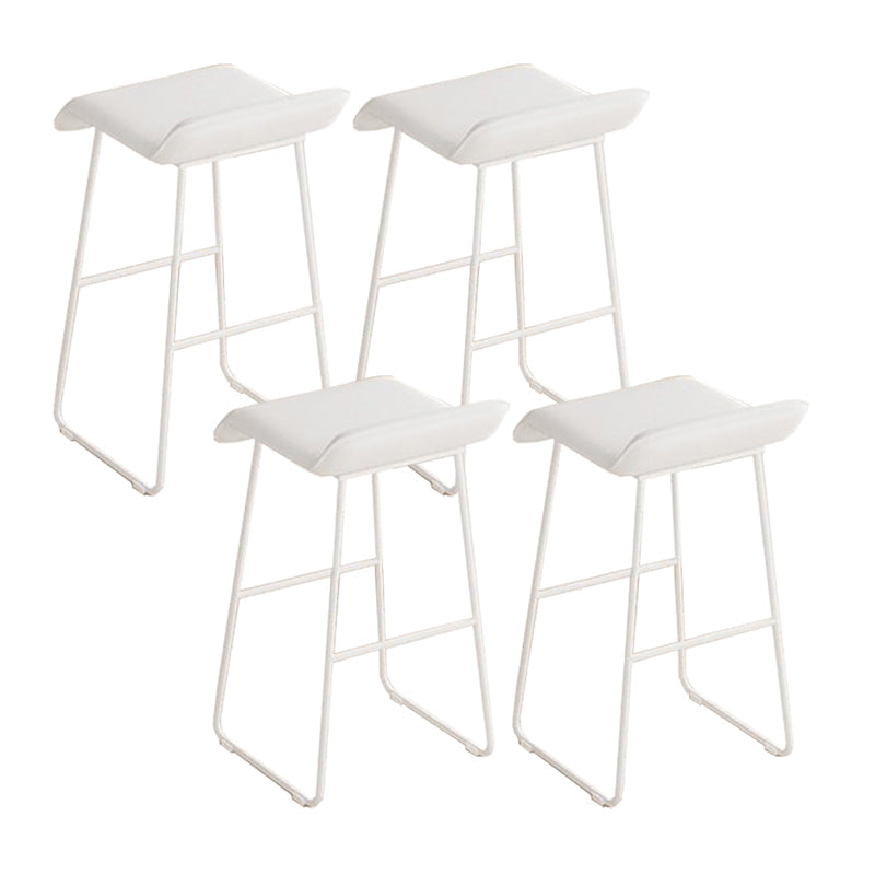 Gambe metalliche contemporanee in pelle da bar con cuscino