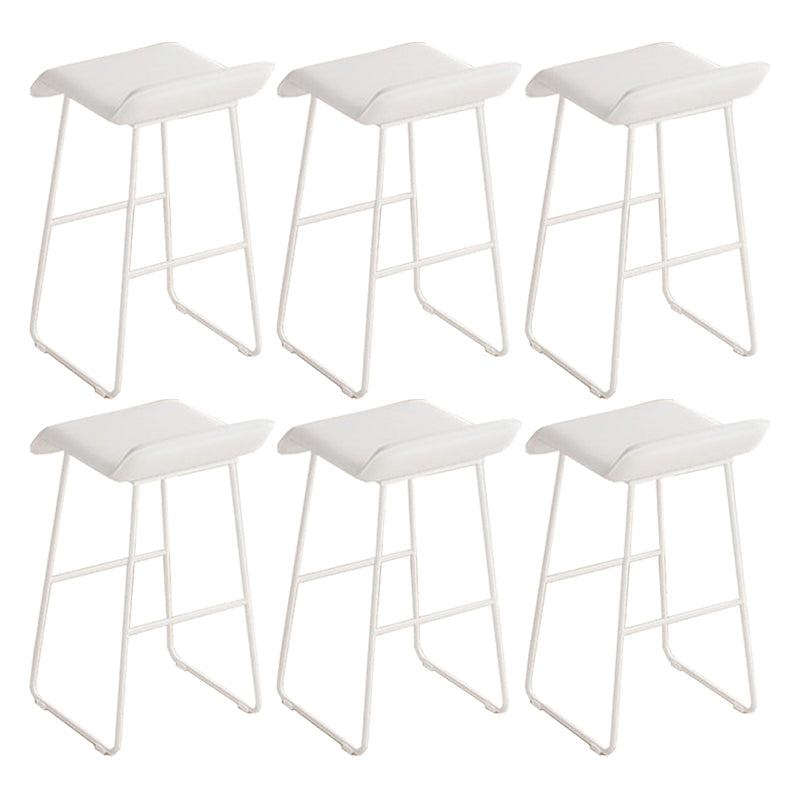 Gambe metalliche contemporanee in pelle da bar con cuscino