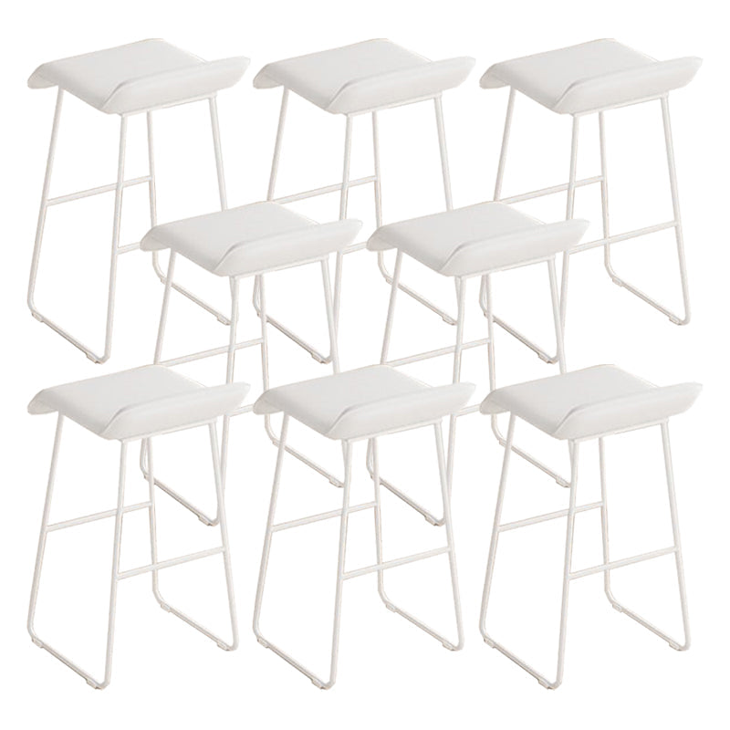 Gambe metalliche contemporanee in pelle da bar con cuscino