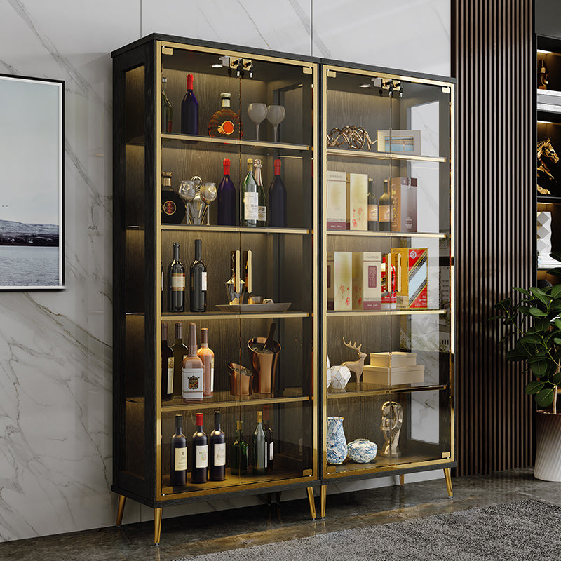 Moderne eiken houten keukenwijnhouder met glazen opbergkast