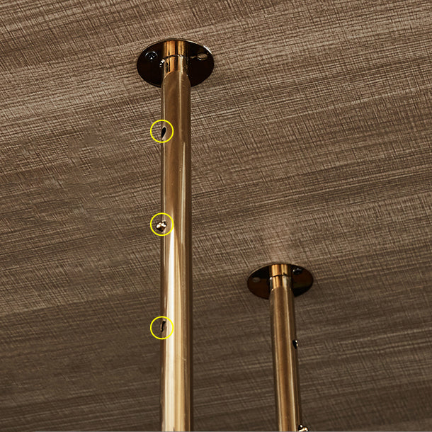 Porte-vin suspendu en acier en or avec porte-verre et étagère de rangement