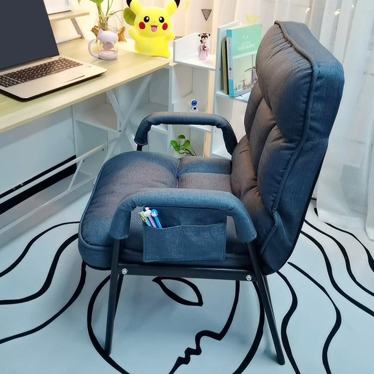 Sedia a poltrona contemporanea con tasche laterali e gambe in metallo e schiena