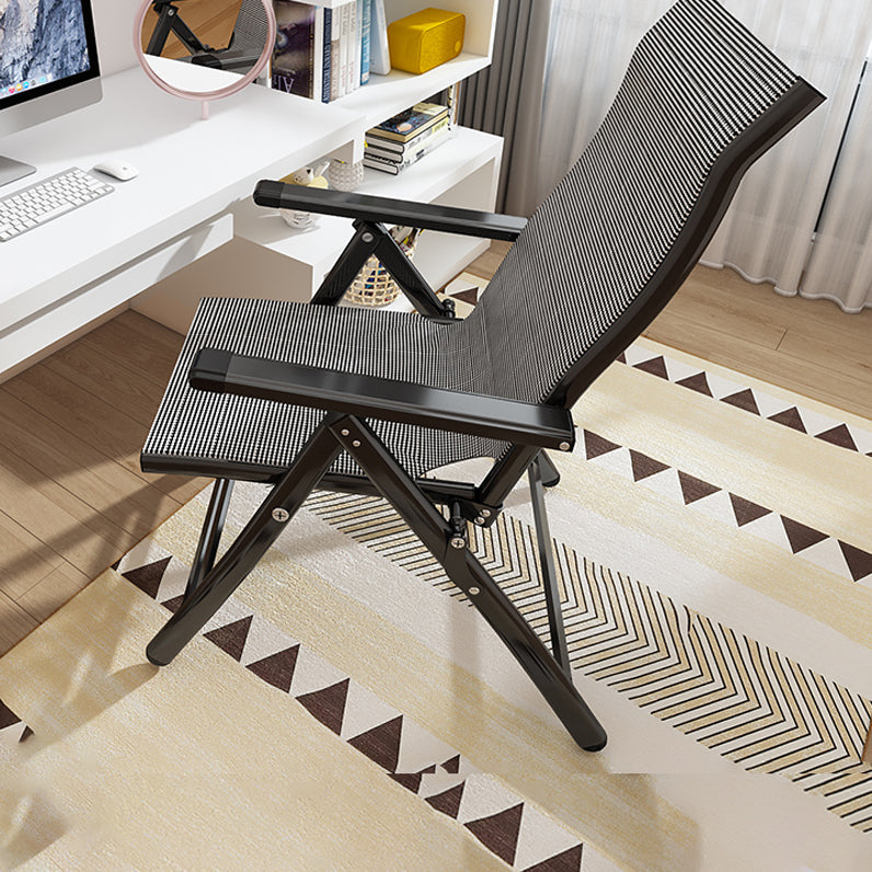 Chaise inclinable moderne noire avec des jambes en métal et des bras et un verrouillage de position
