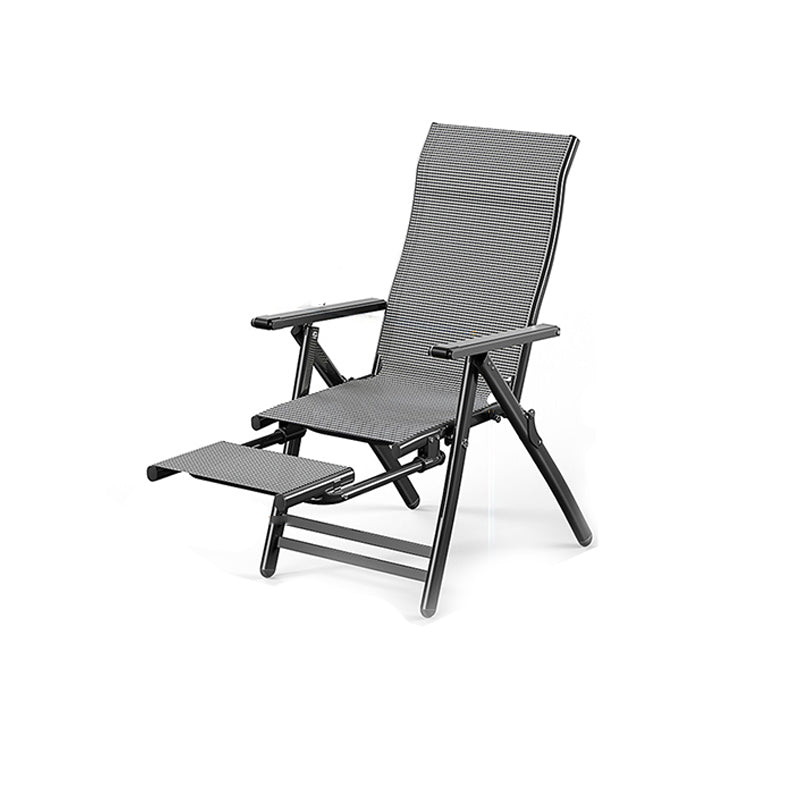 Silla reclinable moderna negra con patas de metal y brazos y posicionamiento de la posición hacia atrás