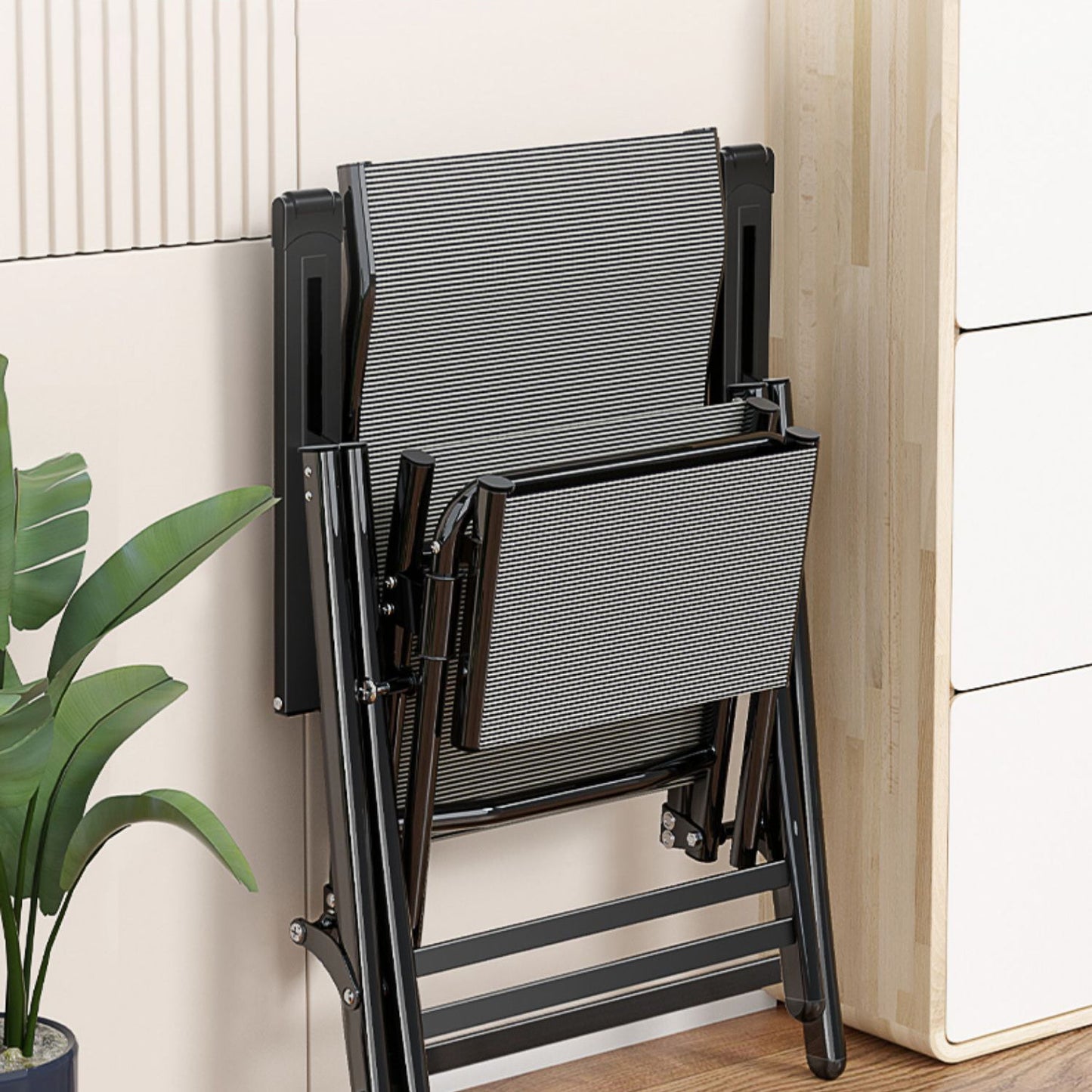 Silla reclinable moderna negra con patas de metal y brazos y posicionamiento de la posición hacia atrás