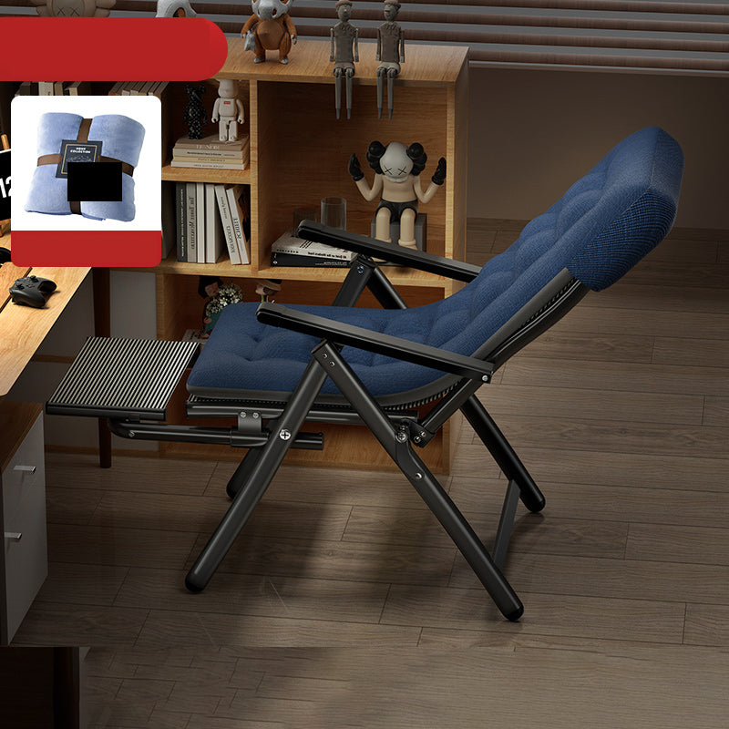 Silla reclinable moderna negra con patas de metal y brazos y posicionamiento de la posición hacia atrás