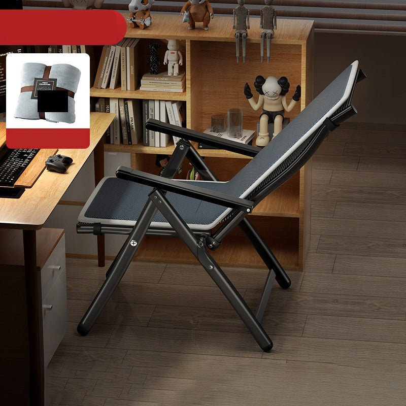 Silla reclinable moderna negra con patas de metal y brazos y posicionamiento de la posición hacia atrás