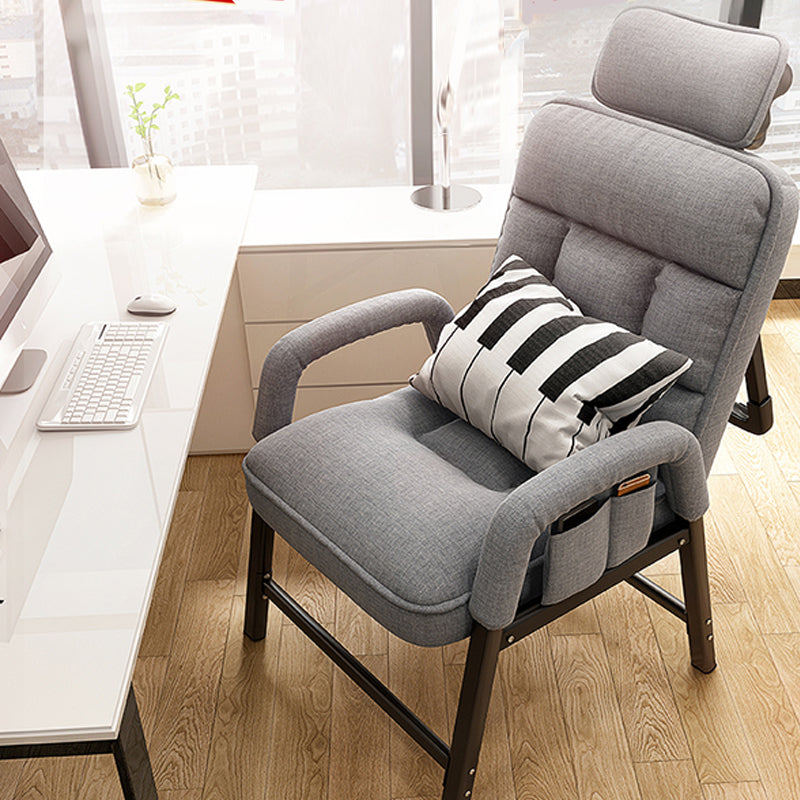 Eigentijdse metalen benen recliner stoel met getufte rug en positie slot terug