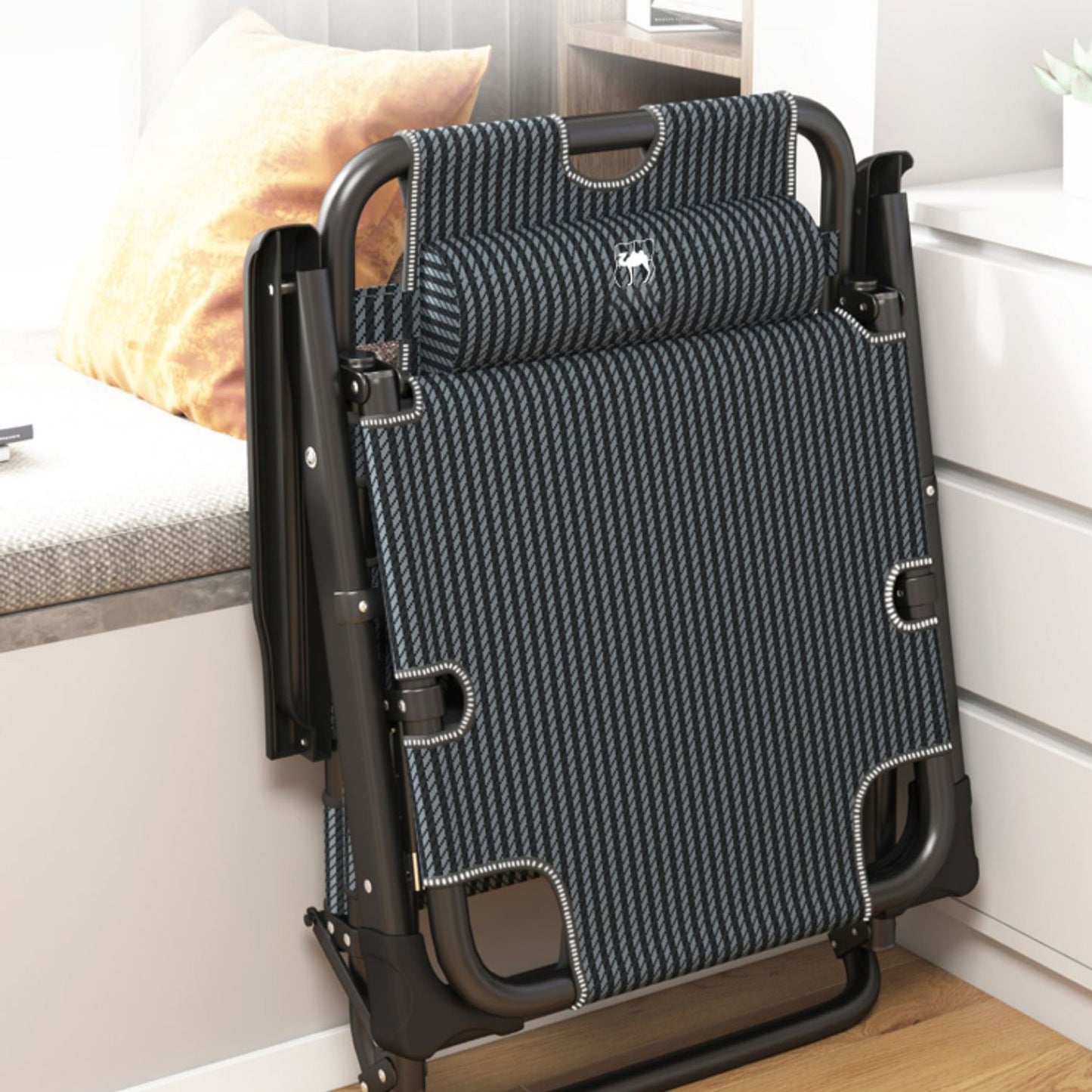 Sedia reclinabile in metallo contemporanea con armi e movimento indipendente