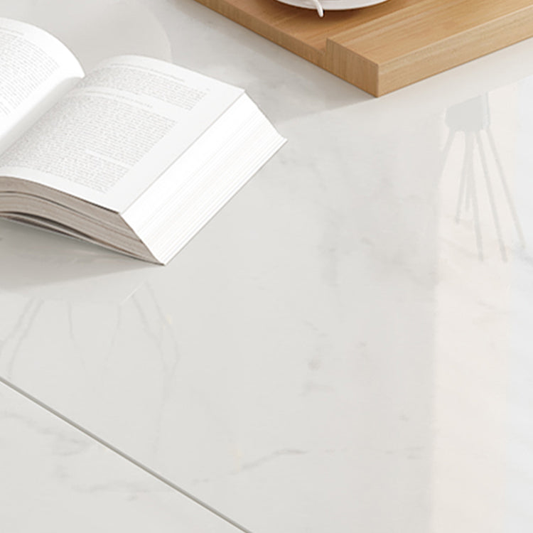 モダンな丸いダイニングテーブル白い木の脚と白い石の卓上