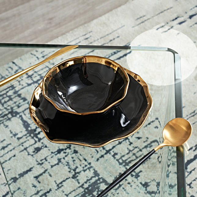 Moderne rechthoekige eettafel met glazen blad en dubbel voetstuk