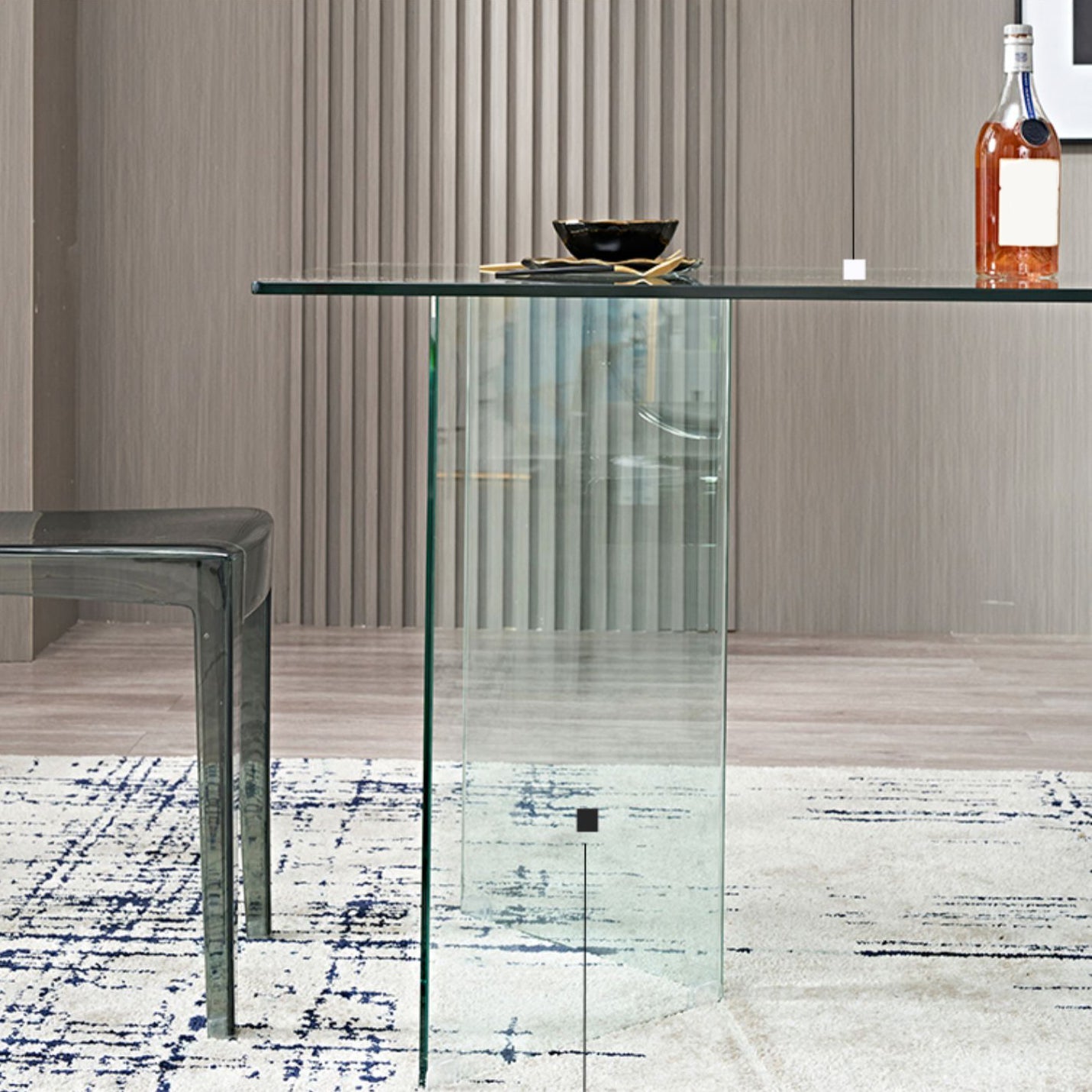 Moderne rechthoekige eettafel met glazen blad en dubbel voetstuk