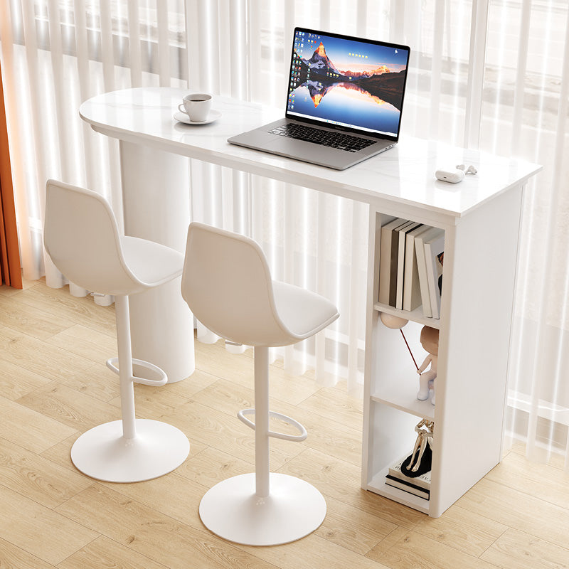 Mesa de bar blanca de forma libre con base de almacenamiento para lugares pequeños