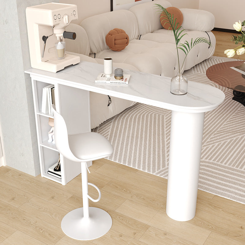 Mesa de bar blanca de forma libre con base de almacenamiento para lugares pequeños