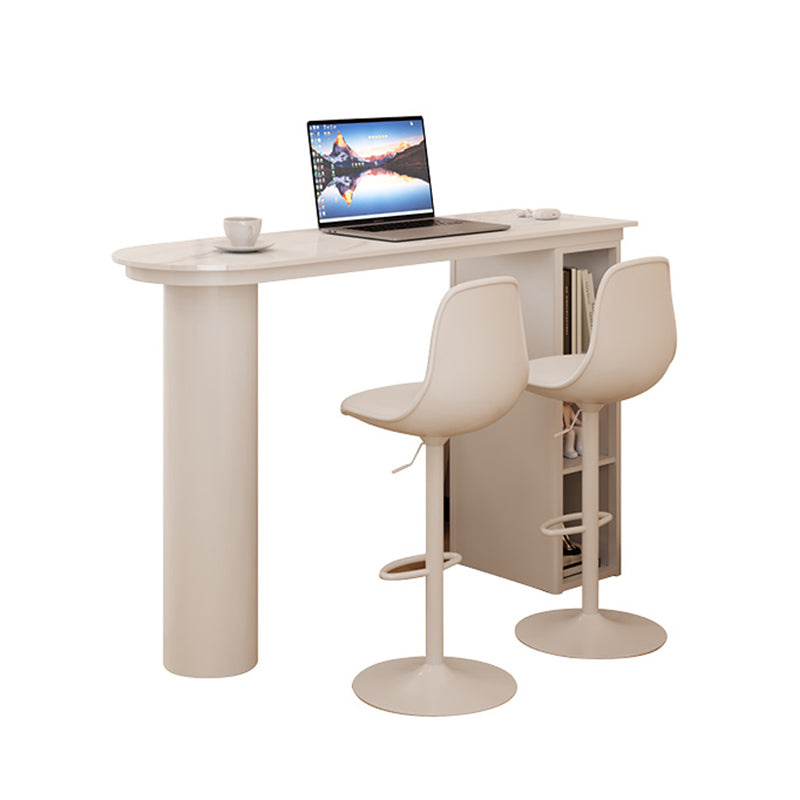 Mesa de bar blanca de forma libre con base de almacenamiento para lugares pequeños