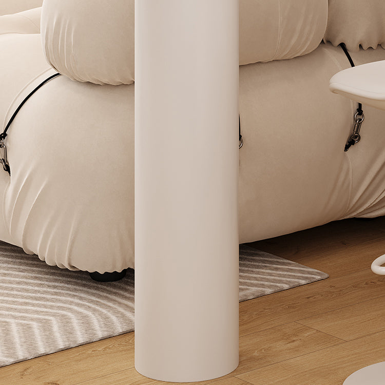 Mesa de bar blanca de forma libre con base de almacenamiento para lugares pequeños