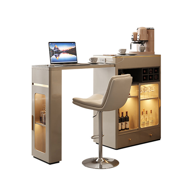 Zeitgenössischer Bartisch mit Steinplatte und Untergestell aus Holzwerkstoff