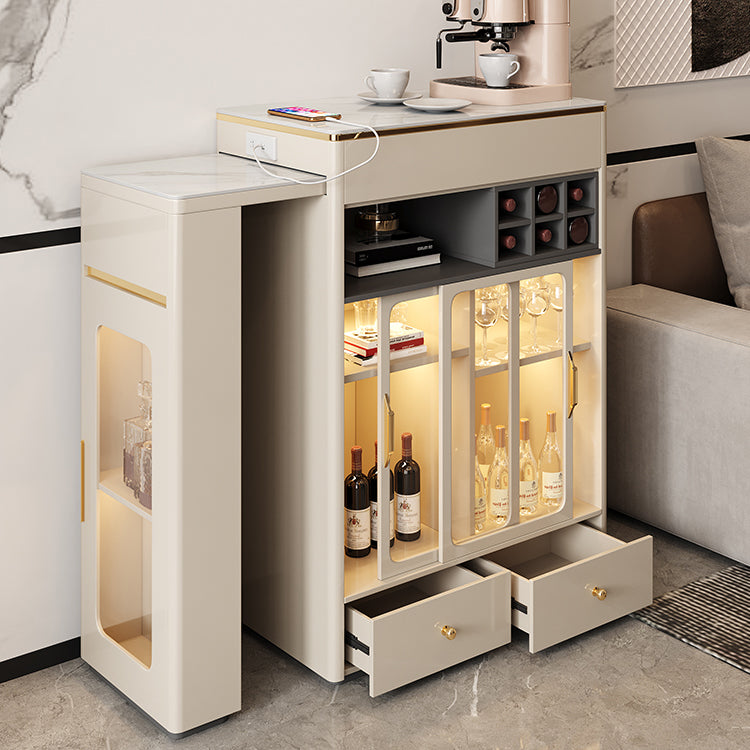 Zeitgenössischer Bartisch mit Steinplatte und Untergestell aus Holzwerkstoff