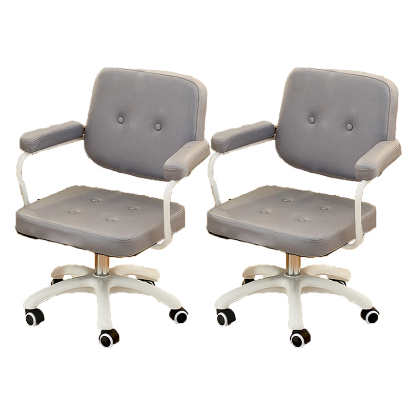 パッド入り腕モダンなスイベル椅子調整可能なシート高さのオフィスチェア付き車輪付き