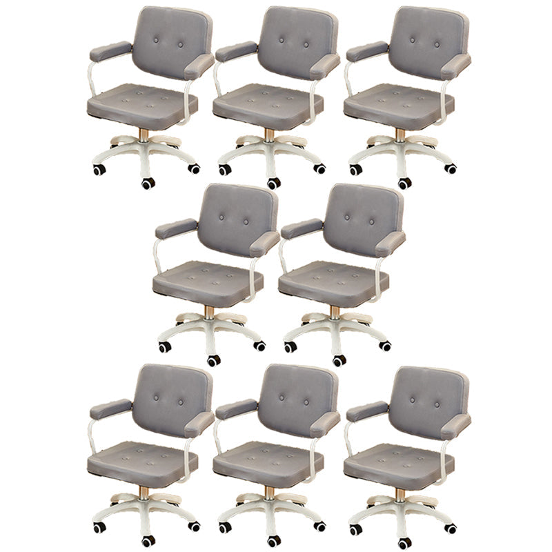 パッド入り腕モダンなスイベル椅子調整可能なシート高さのオフィスチェア付き車輪付き