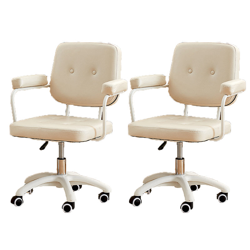 パッド入り腕モダンなスイベル椅子調整可能なシート高さのオフィスチェア付き車輪付き