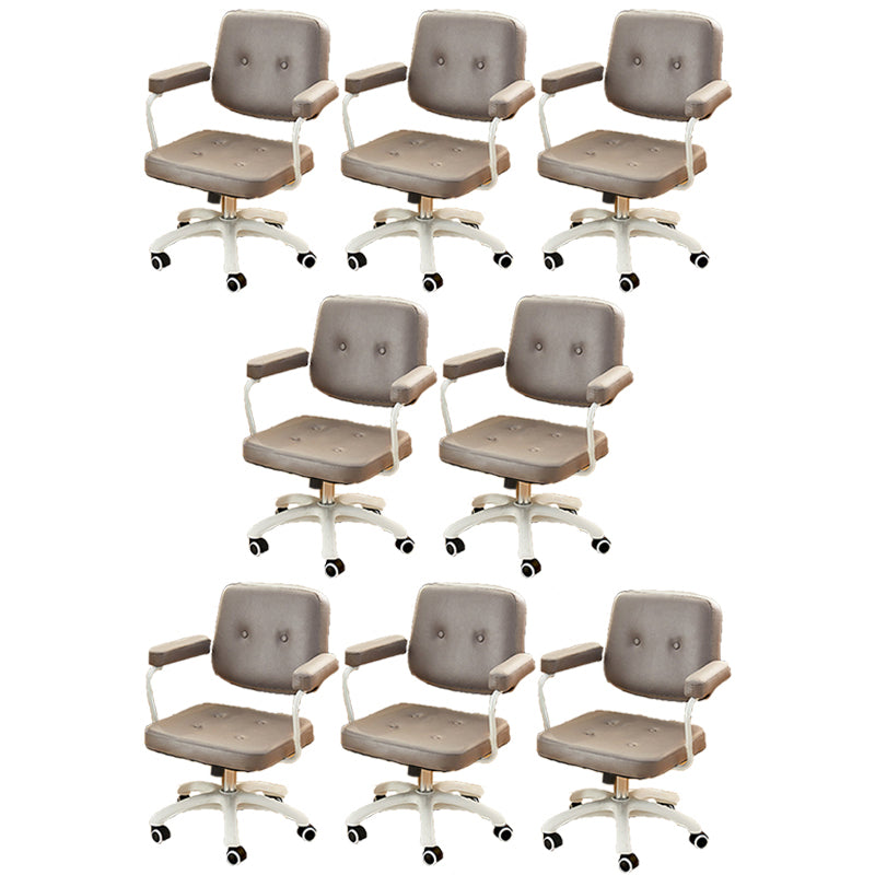 パッド入り腕モダンなスイベル椅子調整可能なシート高さのオフィスチェア付き車輪付き