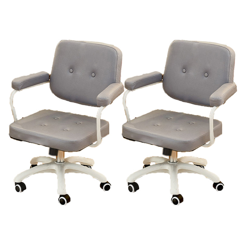 パッド入り腕モダンなスイベル椅子調整可能なシート高さのオフィスチェア付き車輪付き