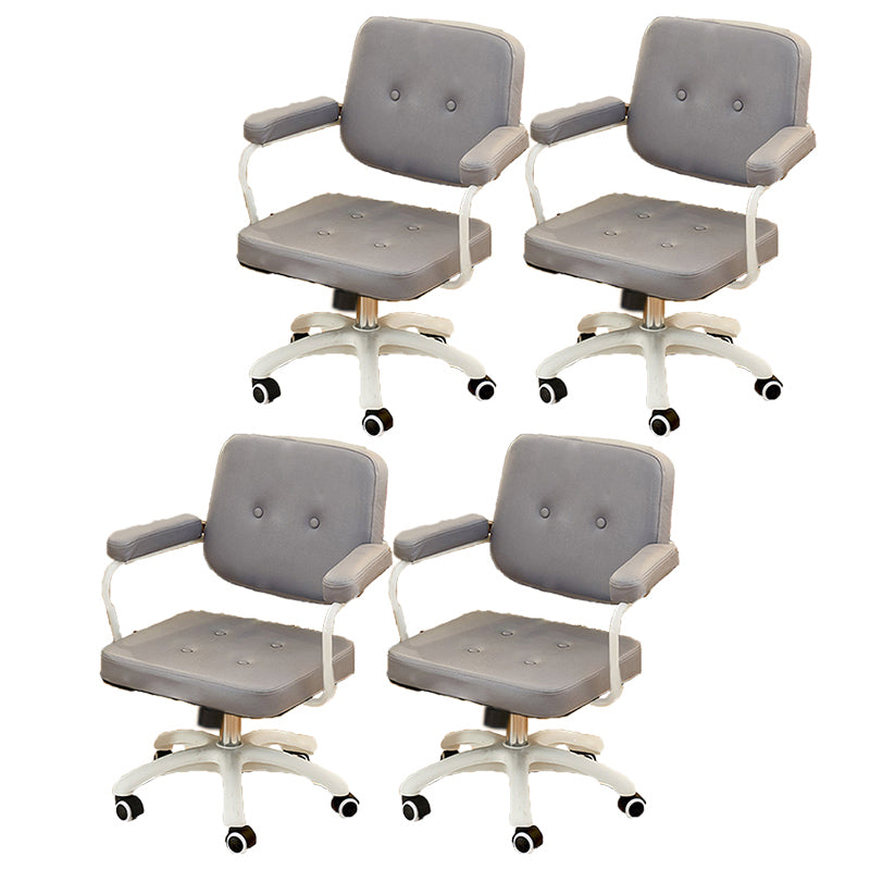 パッド入り腕モダンなスイベル椅子調整可能なシート高さのオフィスチェア付き車輪付き