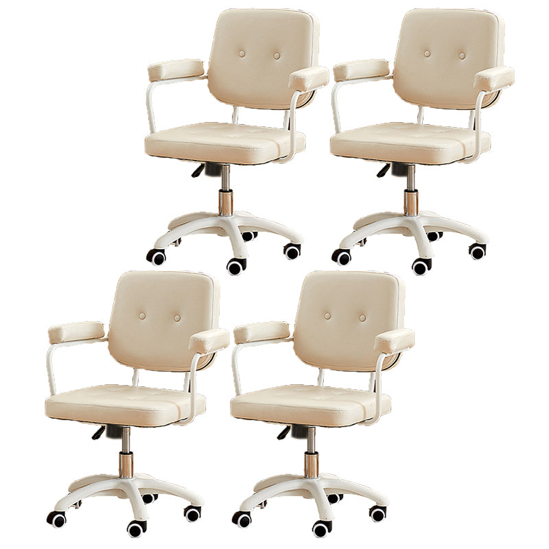 パッド入り腕モダンなスイベル椅子調整可能なシート高さのオフィスチェア付き車輪付き
