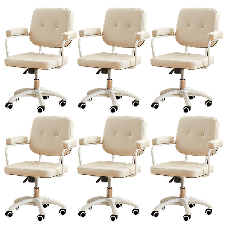パッド入り腕モダンなスイベル椅子調整可能なシート高さのオフィスチェア付き車輪付き