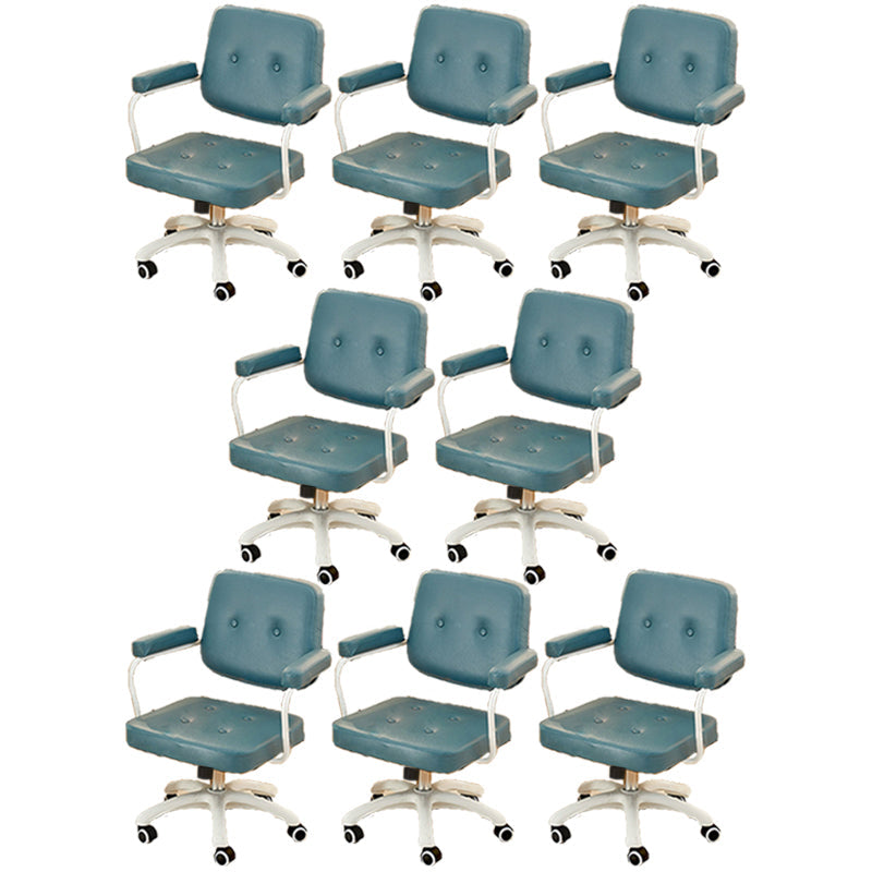 パッド入り腕モダンなスイベル椅子調整可能なシート高さのオフィスチェア付き車輪付き