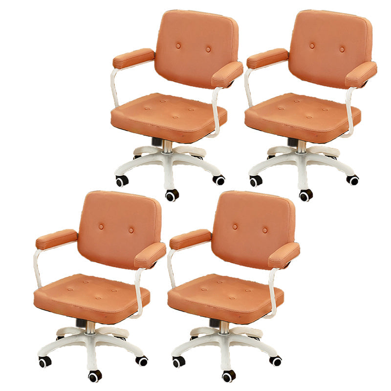 パッド入り腕モダンなスイベル椅子調整可能なシート高さのオフィスチェア付き車輪付き
