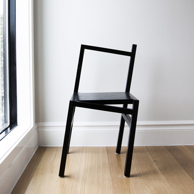 Moderne eenvoudige zijstoel houten basis aan de kant van de kant van de basis voor eetkamer